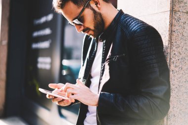 Smartphone uygulama açık havada'ı erkek arama bilgi Resim kırpılmış, modern telefon vakit üzerinde kentsel ayarları aracılığıyla web sayfasında online yapma hipster adam rezervasyon