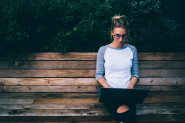 Konsantre kız öğrenci bilgi online yayını Web sitesi bloglama için vakit açık eğlence sırasında gönderme dalgın genç kadın şehirde, bankta oturmuş netbook ile arama