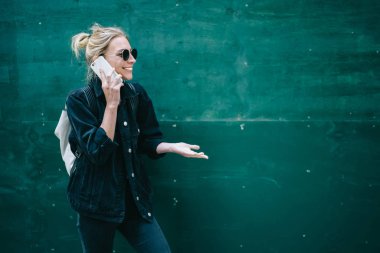 Neşeli hippi kız trendy giyim reklam, genç kadın telefon conversatio sırasında gülüyor şık kıyafeti giymiş mutlu için kopya alanı yakınındaki eğlence keyfini smartphone cep telefonu ile konuşmak