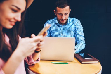 En iyi arkadaşım her kadın ve erkek meslektaşları project kullanarak çalışmak için online araştırma yapma işbirliği kafe iç, Toplantı sırasında ağ için modern araçlar kullanarak diğer görmezden