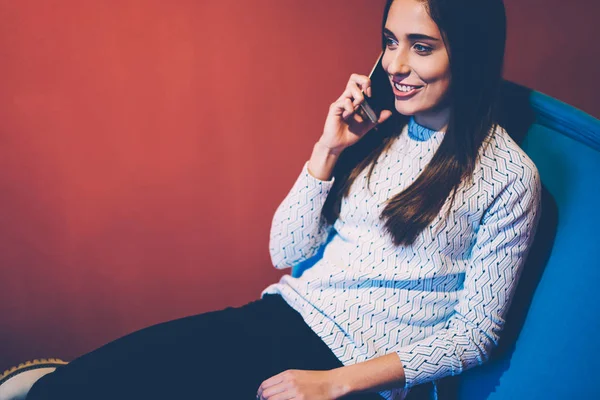 Mulher Morena Sorridente Conversando Telefone Celular Com Amigo Descansando Pausa — Fotografia de Stock
