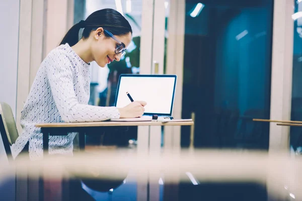 Sonriendo Inteligente Estudiante Escribiendo Informe Sentado Escritorio Universidad Portátil Nra — Foto de Stock