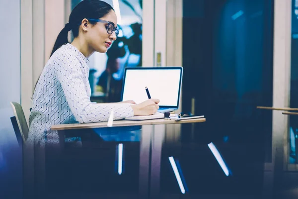 Mujer Concentrada Escritura Gafas Trabajo Planificación Bloc Notas Usando Computadora — Foto de Stock