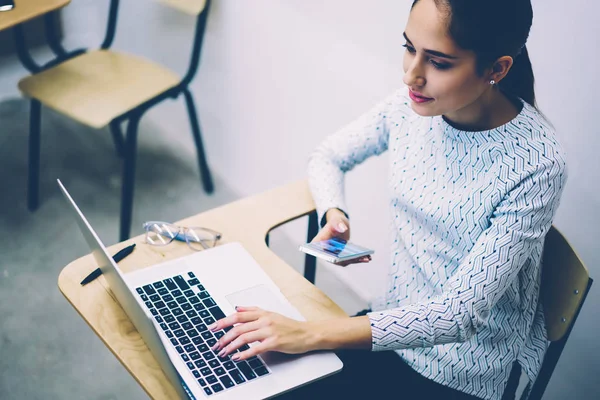 Konsentrerte Kvinnelige Studenter Som Gjør Nettforskning Bærbare Datamaskiner Mens Sjekker – stockfoto