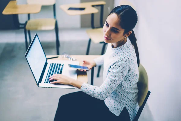 Mujer Joven Navegando Por Sitio Web Ordenador Portátil Sentado Escritorio — Foto de Stock