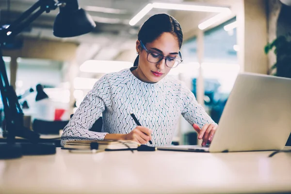 Mujer Concentrada Gafas Trabajando Contabilidad Proyectos Analizando Información Través Computadora — Foto de Stock