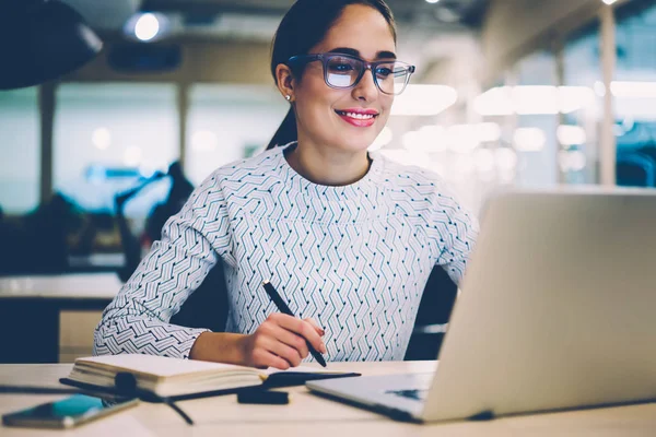 Giovane Donna Intelligente Soddisfatta Imparare Lingua Durante Corsi Online Utilizzando — Foto Stock