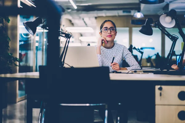 Trabalhadora Escritório Especializada Sentada Área Trabalho Com Computador Portátil Criando — Fotografia de Stock