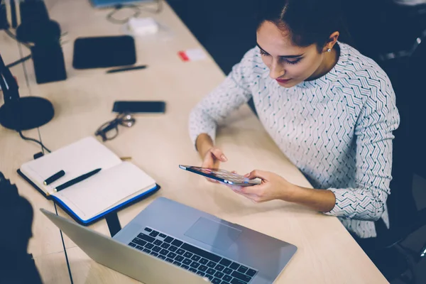 Jovem Gerente Escritório Sexo Feminino Sincronizando Touchpad Multimídia Com Computador — Fotografia de Stock