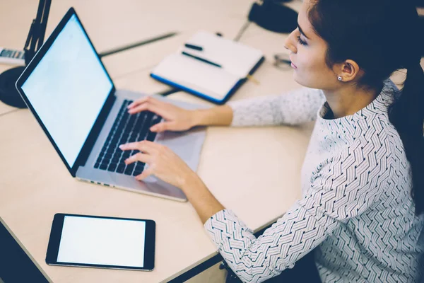 Vista Superior Del Administrador Femenino Escribiendo Ordenador Portátil Con Pantalla — Foto de Stock