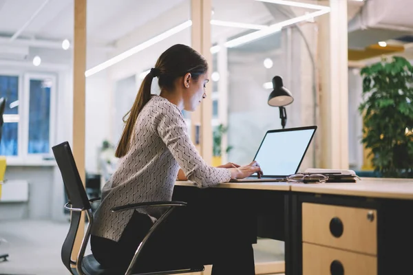 Fiatal Női Munkavállalói Kiadások Túlóra Office Szedés Laptop Számítógép Val — Stock Fotó