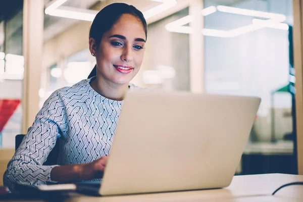 Gestora Femenina Positiva Satisfecha Con Información Navegación Del Proceso Trabajo — Foto de Stock