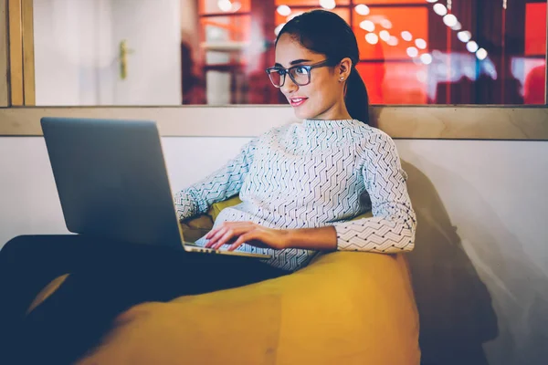 Pozytywne Hipster Brunetka Dziewczyna Odpoczynek Przestrzeń Oglądania Filmu Komputerze Przenośnym — Zdjęcie stockowe