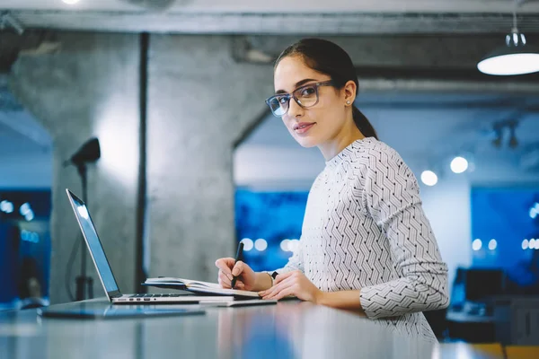 Portret Van Slimme Vrouw Die Werkt Als Laboratorium Assistent Maken — Stockfoto