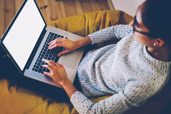 Bovenaanzicht Van Vrouw Typen Laptopcomputer Zoeken Naar Informatie Online Vrouwelijke — Stockfoto