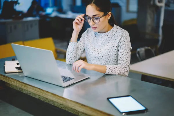 Şlem Çalışma Işlemi Sırasında Office Kadın Tasarımcı Tarama Netbook Düşünme — Stok fotoğraf