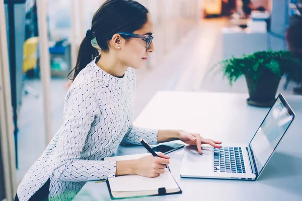 Geconcentreerde Administratief Medewerker Online Boeken Laptopcomputer Maken Van Aantekeningen Vrouwelijke — Stockfoto