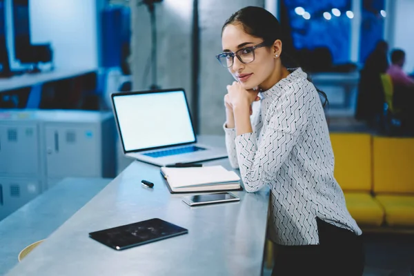 Retrato Una Joven Sentada Lugar Trabajo Oficina Cerca Computadora Portátil —  Fotos de Stock