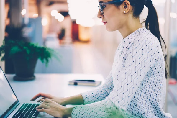 ラップトップ コンピューターのラップトップ 仕事の整理のオンライン予約オフィス マネージャーとして働いている眼鏡の女性からのテキストを読み込み情報の分析レポートを入力する深刻な女性管理者 — ストック写真