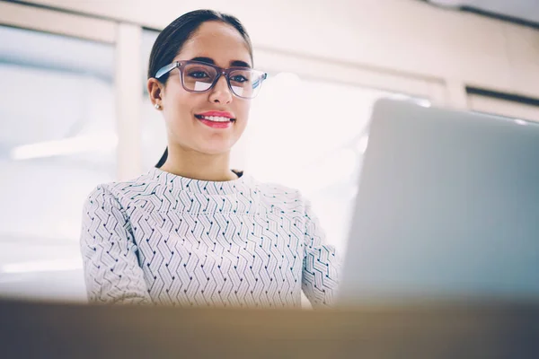 Alegre Gerente Femenino Gafas Haciendo Videollamada Través Aplicación Ordenador Portátil — Foto de Stock