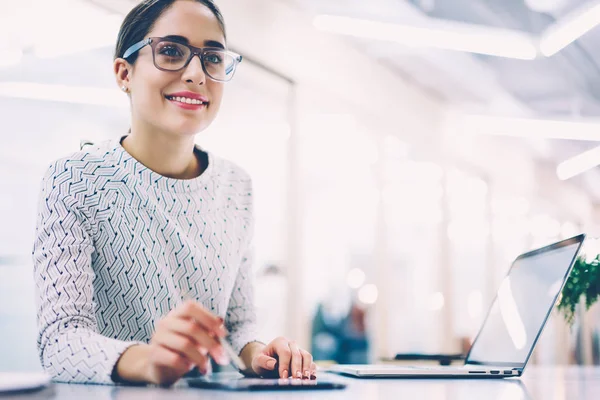 Wohlhabende Verwaltungsfachangestellte Zufrieden Mit Ihrer Tätigkeit Schreibtisch Mit Modernen Technologien — Stockfoto