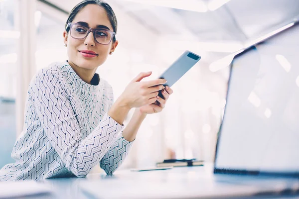 Skilled Female Employee Using Portable Checking Mail Updating Content Web — Stock Photo, Image