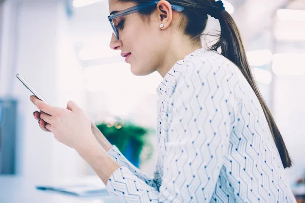 Sidovy Brunett Tjej Glasögon Håller Mobiltelefon Chattar Nätverk Paus Kvinnlig — Stockfoto