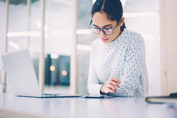 Nadenkend Vrouw Assistent Brillen Lezen Van Informatie Van Tablet Werken — Stockfoto