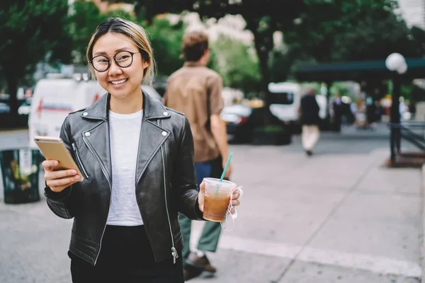 Uśmiechający Się Azjatyckich Kobiet Turystycznych Okulary Spaceru Ulicy Centrum Miasta — Zdjęcie stockowe