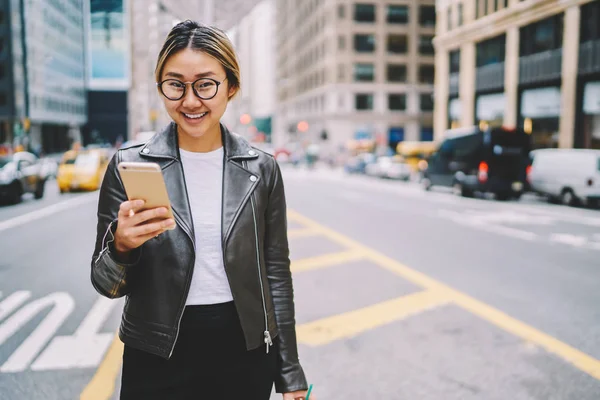 Portret Połowa Długości Wesoła Dziewczyna Azjatyckich Okulary Pomocą Aplikacji Mobilnej — Zdjęcie stockowe