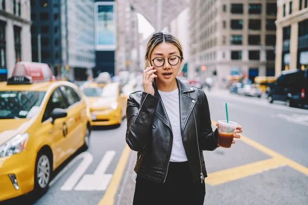 Ung Asiatisk Kvinna Glasögon Promenader Med Ice Coffee Cup Ringer — Stockfoto