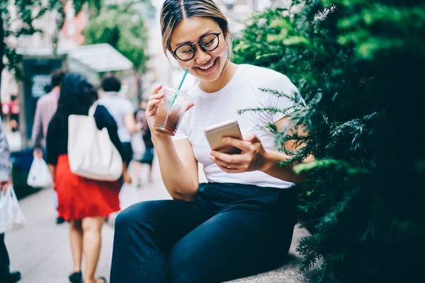 Vrolijke Aziatische Vrouw Brillen Drinken Ijs Koffie Buiten Het Lezen — Stockfoto