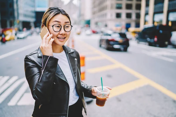 Ung Asiatisk Kvinna Glasögon Har Mobila Konversation Medan Promenader Stora — Stockfoto