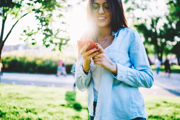 Hippi Kız Parkta Güneşli Gün Boyunca Vakit Smartphone Cep Telefonu — Stok fotoğraf