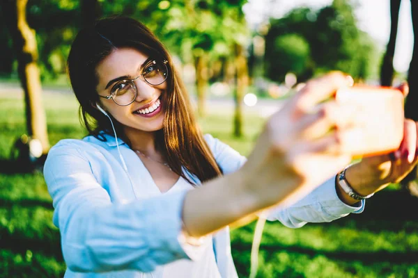Ritratto Ragazza Carina Allegra Occhiali Che Selfie Sulla Moderna Fotocamera — Foto Stock