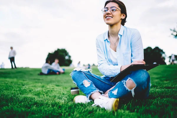 Glad Ung Kvinna Åtnjuter Fri Tid Utomhus Vilar Park Nära — Stockfoto