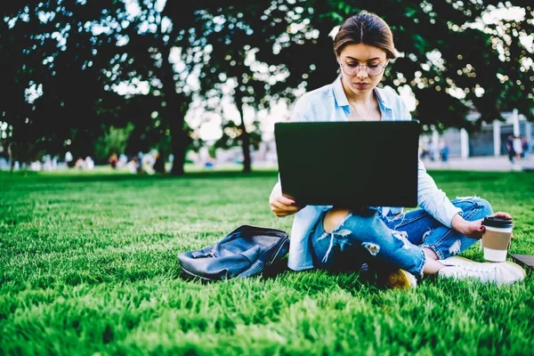 Doordachte Vrouwelijke Freelancer Buitenshuis Werken Laptop Downloaden Van Bestanden Zitten — Stockfoto