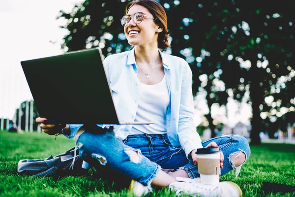 Jovem Feliz Óculos Divertindo Durante Coffee Break Sentado Gramado Verde — Fotografia de Stock