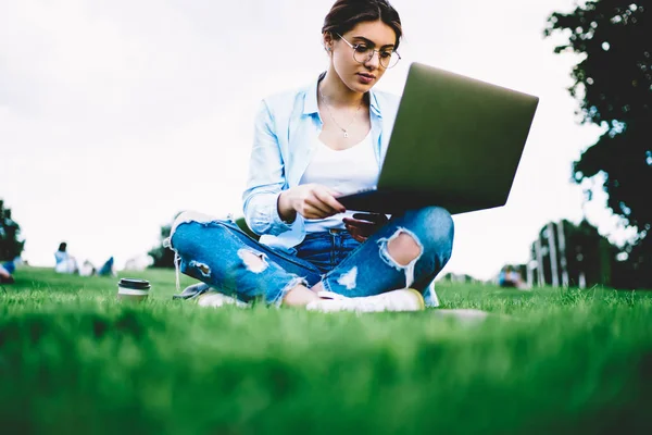 Freelancer Feminino Pensativo Óculos Concentrou Trabalho Remoto Procurando Informações Para — Fotografia de Stock