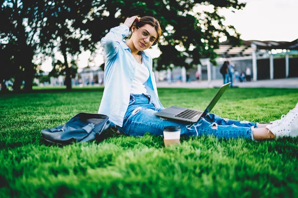 Retrato Chica Hipster Grave Sentado Césped Verde Parque Con Computadora —  Fotos de Stock