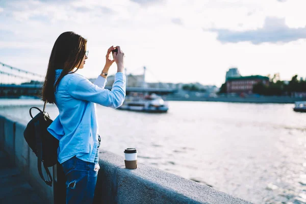 Terloops Gekleed Vrouwelijke Reiziger Maken Foto Van Rivier Gebruikend Smartphone — Stockfoto