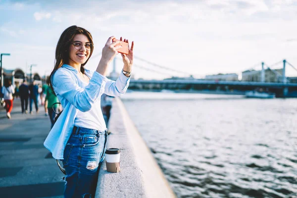 Alegre Turista Femenina Gafas Vídeo Tiro Río Hermoso Utilizando Móvil —  Fotos de Stock