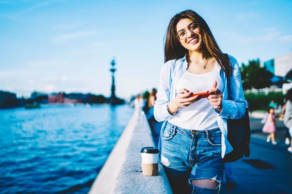 Retrato Meio Comprimento Uma Jovem Alegre Desfrutando Tempo Livre Livre — Fotografia de Stock