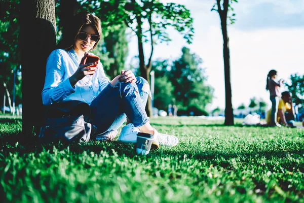 Positive Hipster Mädchen Trendiger Freizeitkleidung Lesen Nachricht Von Freund Auf — Stockfoto