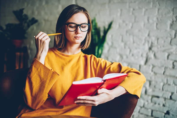 Doordachte Slimme Student Brillen Zorgvuldig Lezen Van Literatuur Boek Voor — Stockfoto