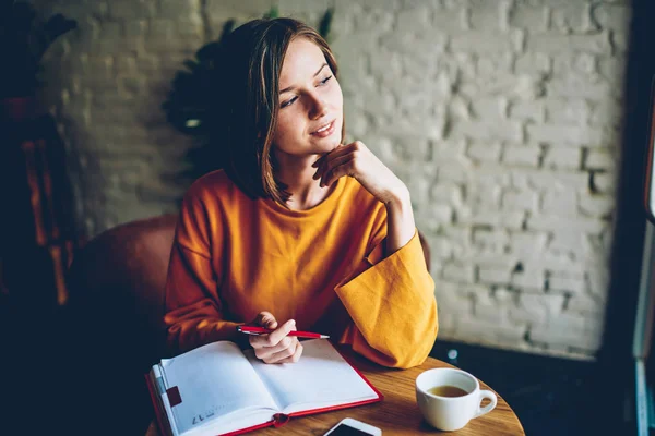 Doordachte Student Met Korte Kapsel Dromen Het Schrijven Van Plannen — Stockfoto