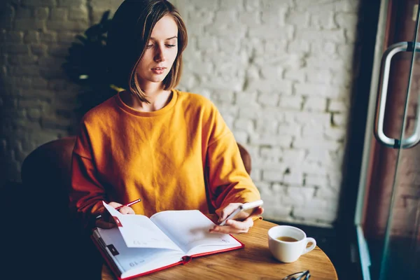 Studente Pensieroso Con Taglio Capelli Corto Che Record Nella Giornata — Foto Stock