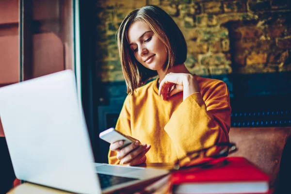 Vacker Student Läsa Anmälan Från Program Mobila Studerar Bärbar Dator — Stockfoto