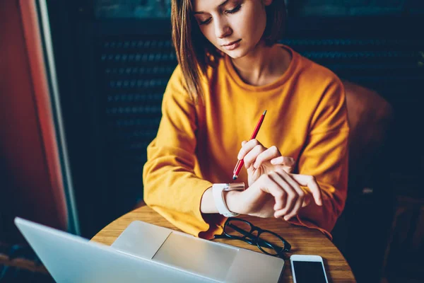 Femmina Freelance Guardando Smartwatch Gestire Tempo Fare Lavoro Momento Lavorare — Foto Stock