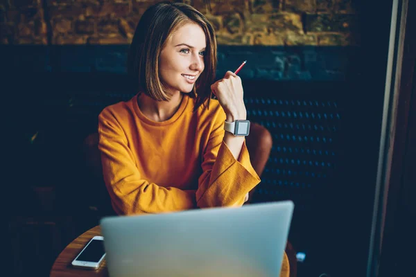 Lachende Prachtige Jonge Vrouw Gekleed Een Casual Gele Trui Denken — Stockfoto